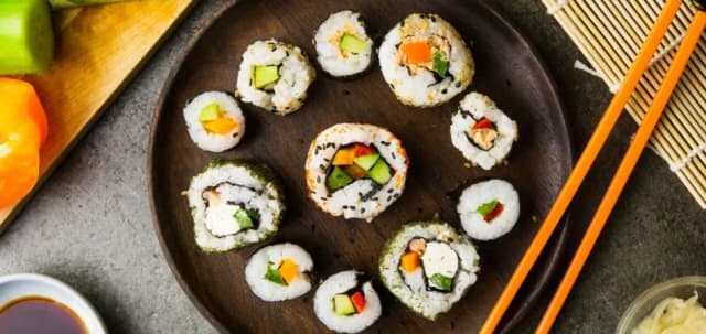 Z czym zrobić sushi wegetariańskie? Oto najlepsze składniki i pomysły Z czym zrobić sushi wegetariańskie? Oto najlepsze składniki i pomysły
