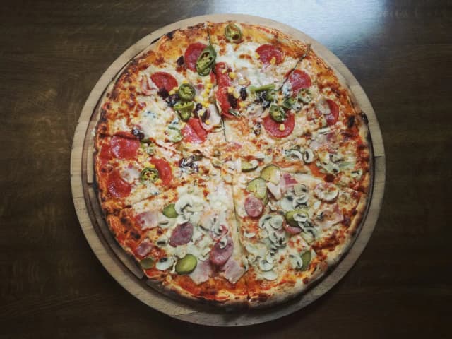 Ile kalorii ma pizza? Odkryj zaskakujące różnice między rodzajami Ile kalorii ma pizza? Odkryj zaskakujące różnice między rodzajami