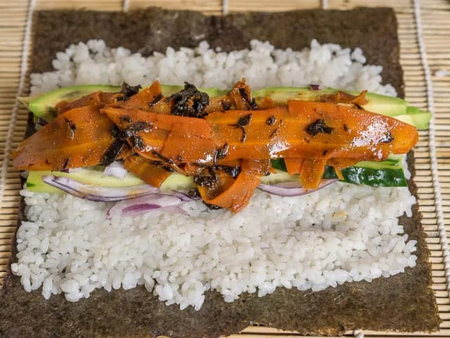 Jak zrobić sushi wegetariańskie: proste przepisy, które zachwycą Jak zrobić sushi wegetariańskie: proste przepisy, które zachwycą